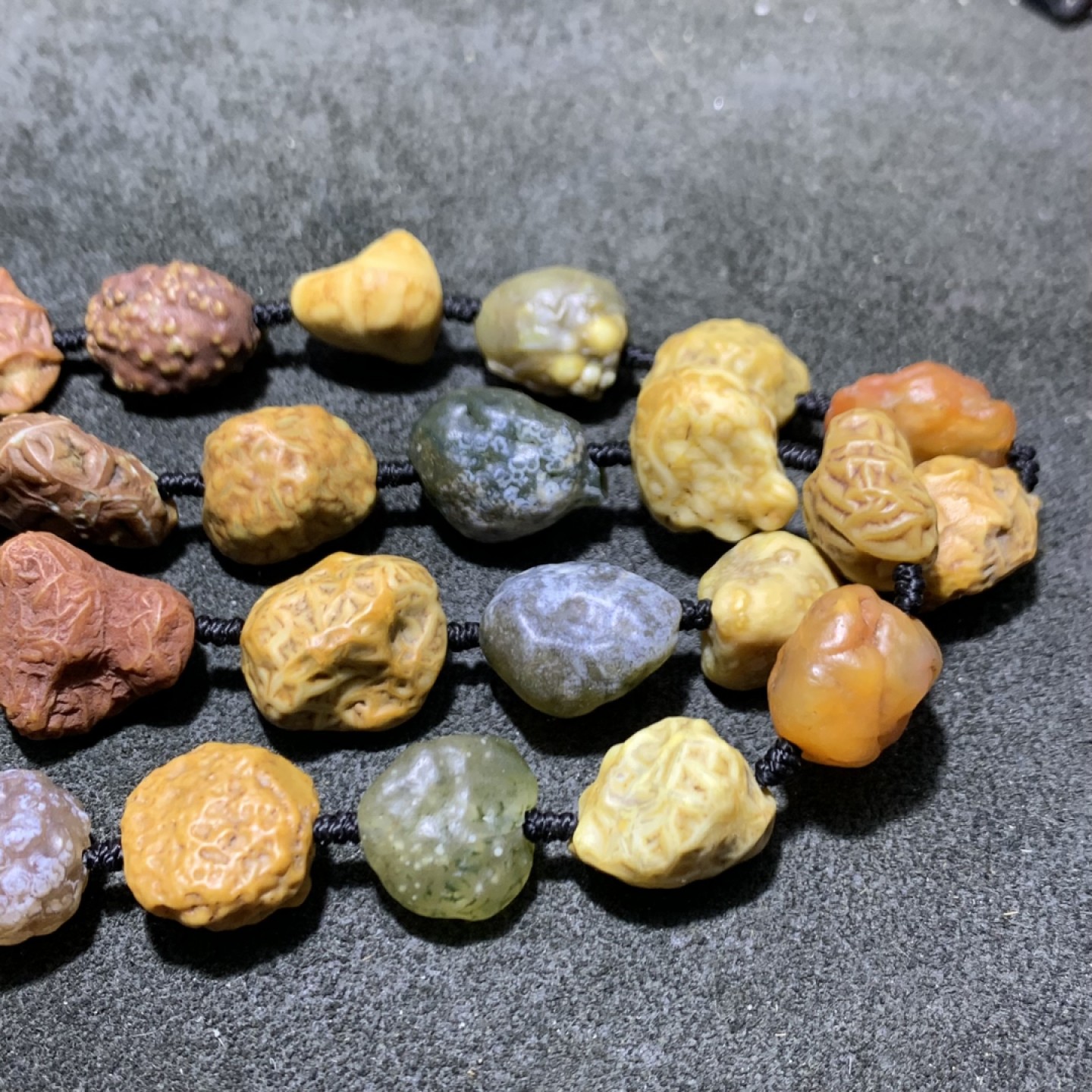 精美阿拉善大颗粒筋脉石项链一条