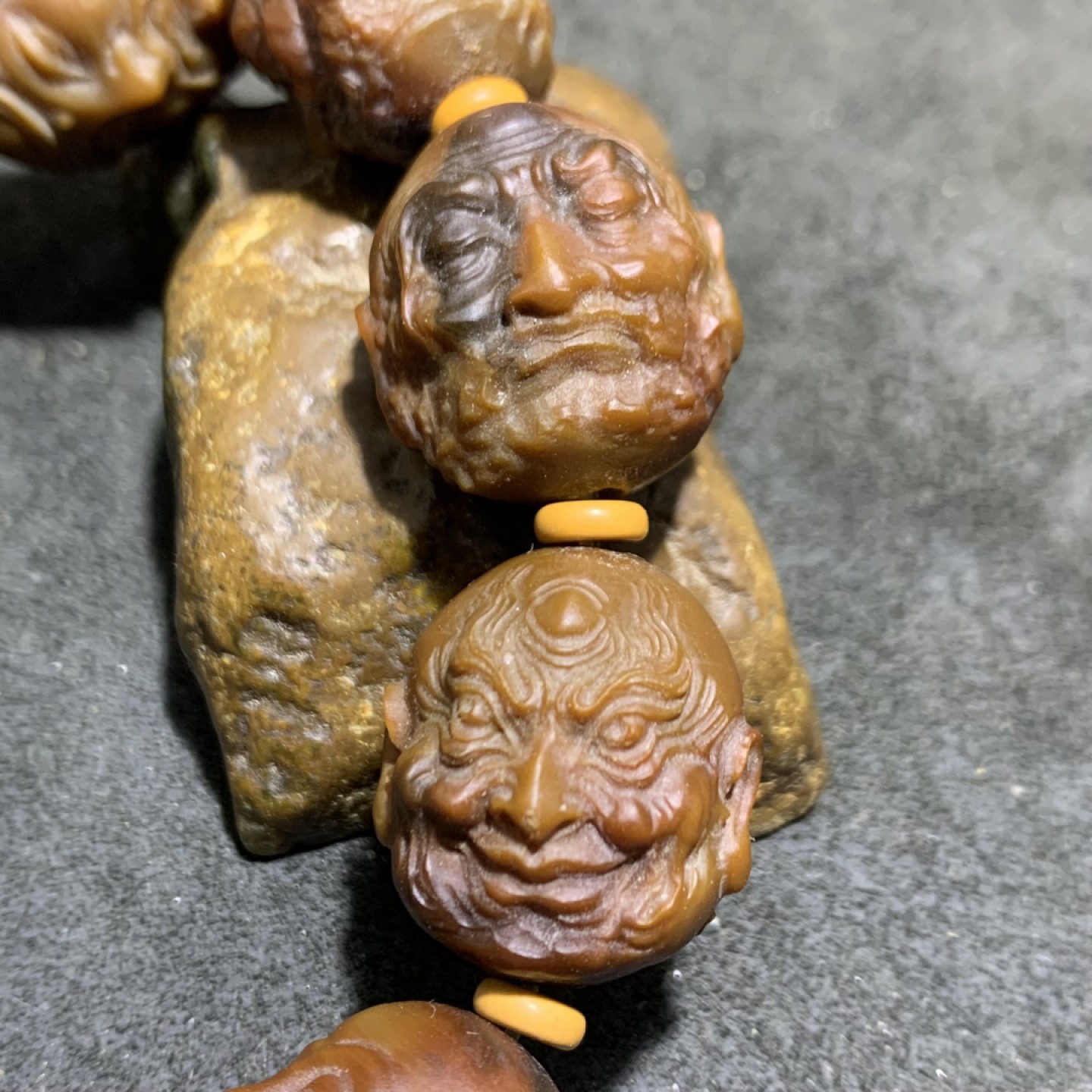 毕业级巴西玛瑙手工雕刻十八罗汉手串一条！