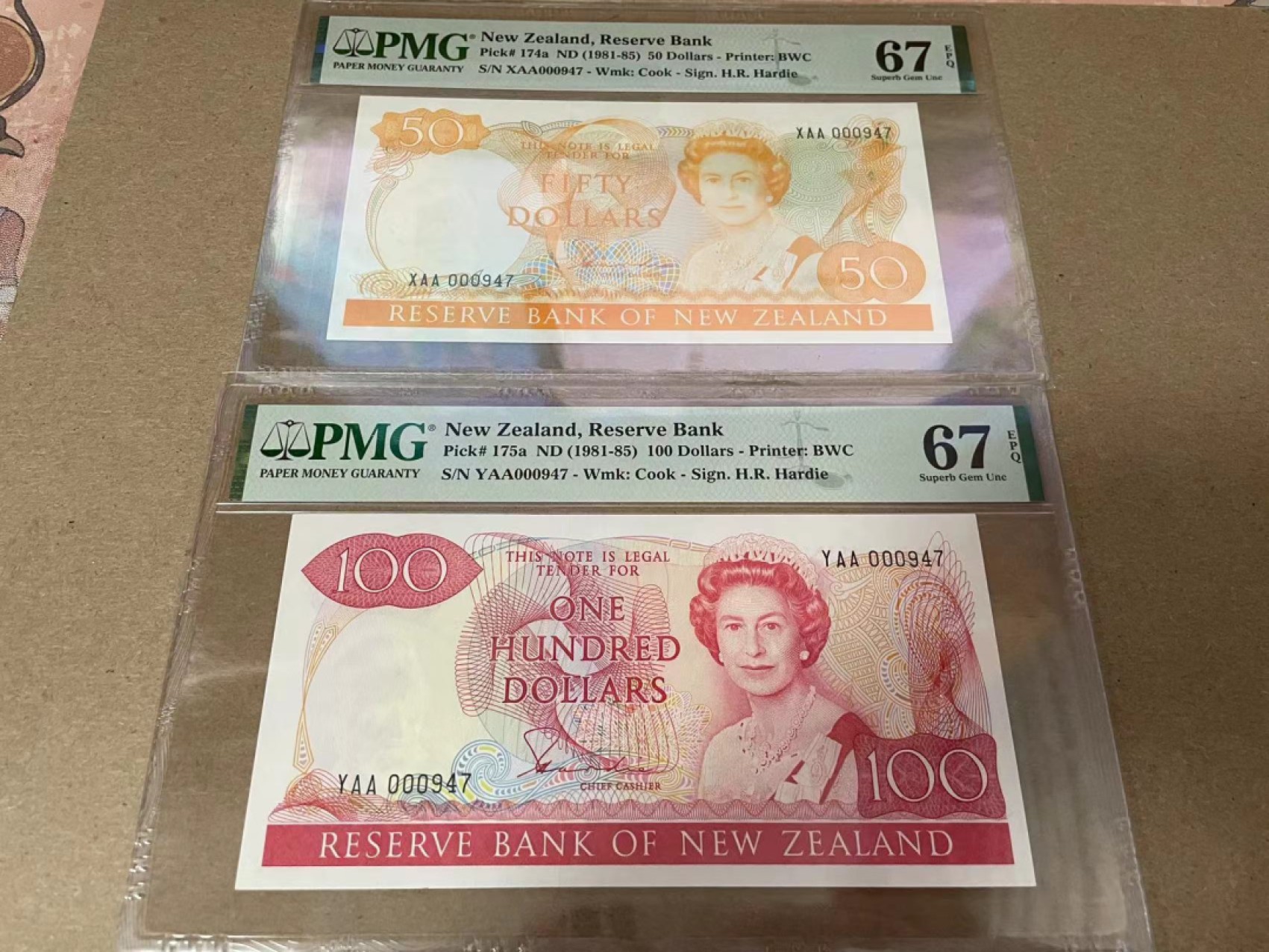 【Blue Auction】✨世界纸币精拍第300期盛典🔥🔥🔥 【一组7张全套 首发冠947全同小号】新西兰 1981-85年1-100元 鸟版 BWC雕刻精美 花冠女王 PMG67EPQ-66EPQ 典藏版