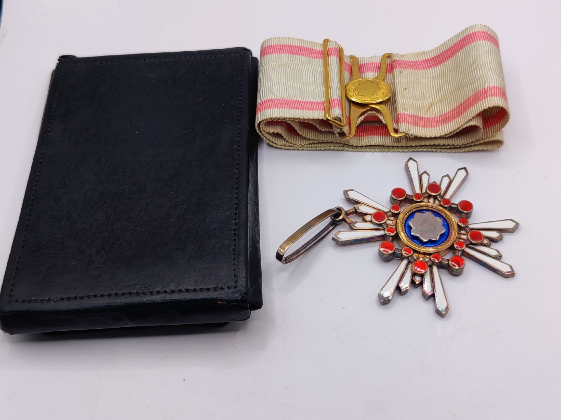 全场0元起拍 第36期 咸鱼国勋章拍卖专场 3月8日（周三）下午6：00开始 日本明治时期皮盒版 粉色三等瑞宝章