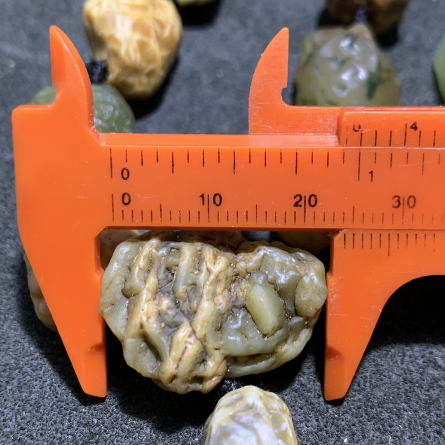 精美阿拉善大颗粒筋脉石项链一条
