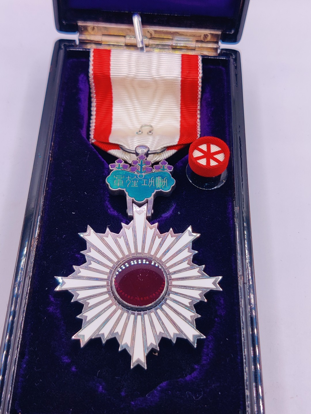 全场0元起拍 第36期 咸鱼国勋章拍卖专场 3月8日（周三）下午6：00开始 六等旭日章 银制带盒略美品