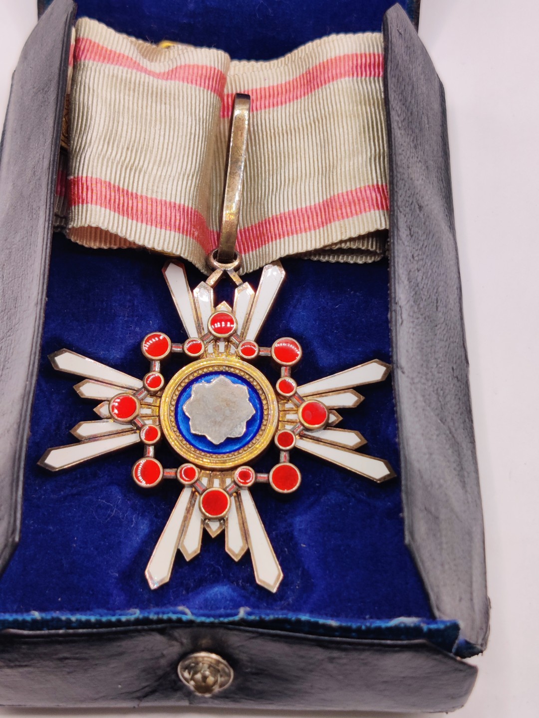 全场0元起拍 第36期 咸鱼国勋章拍卖专场 3月8日（周三）下午6：00开始 日本明治时期皮盒版 粉色三等瑞宝章