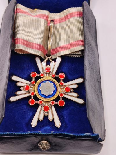 全场0元起拍 第36期 咸鱼国勋章拍卖专场 3月8日（周三）下午6：00开始 - 日本明治时期皮盒版 粉色三等瑞宝章