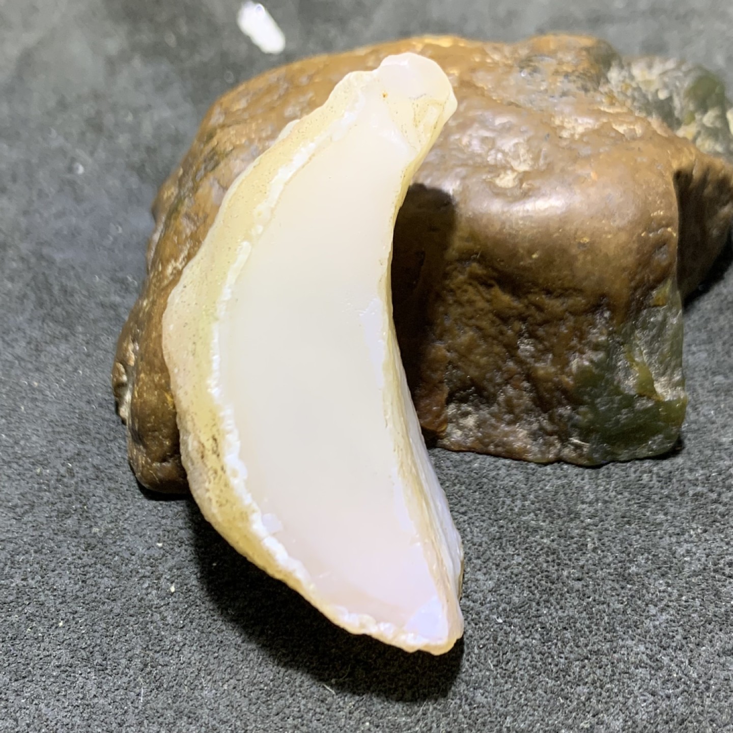 放福利！精美天然阿拉善白玛瑙象形原石一颗，