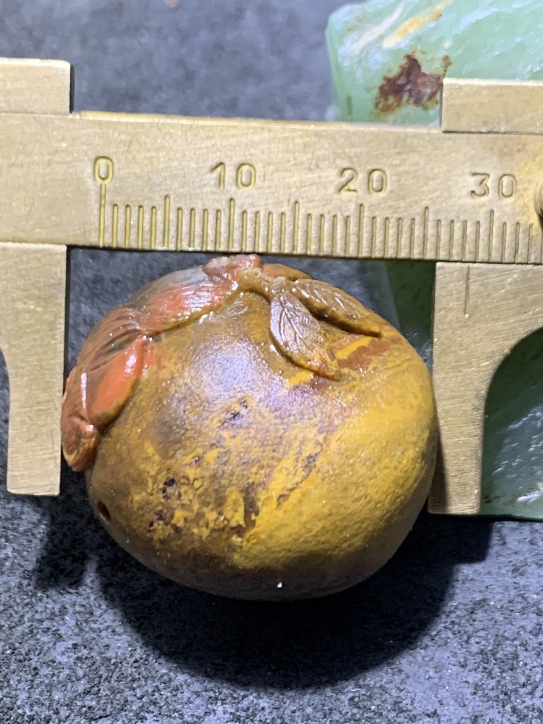 精美草花纹战国红玛瑙手工雕刻鹦鹉吊坠（把件）一个，