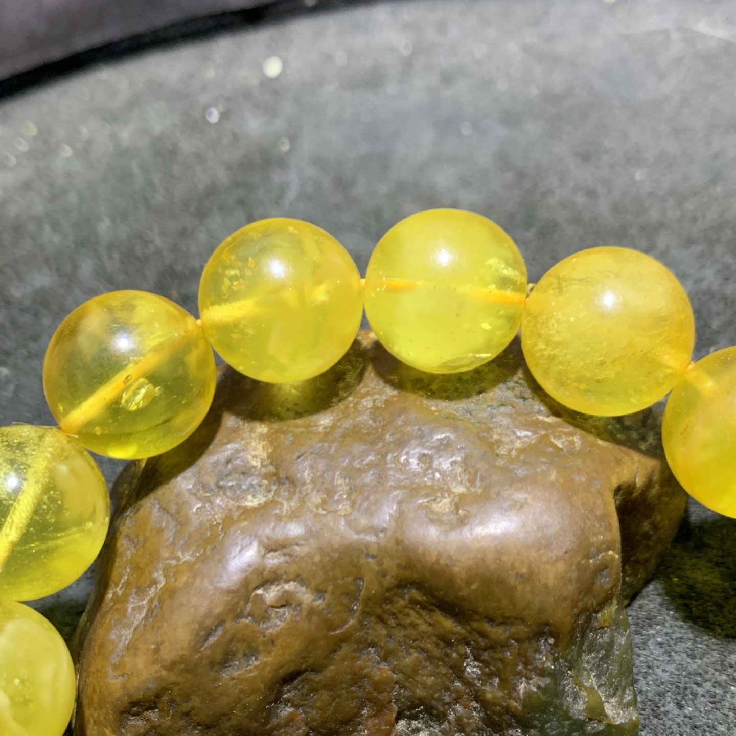 天然微花粉鸡油黄白花蜜圆珠手串一条，