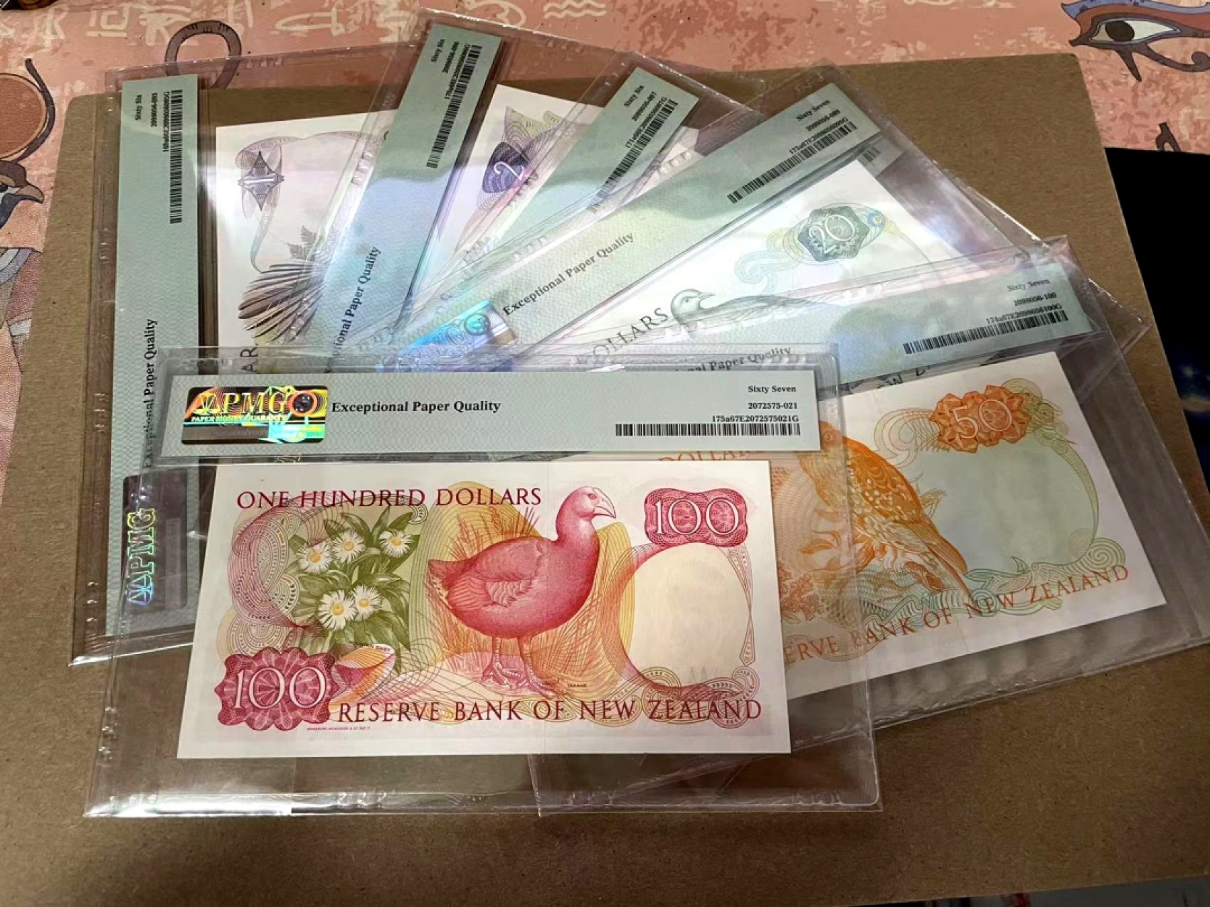 【Blue Auction】✨世界纸币精拍第300期盛典🔥🔥🔥 【一组7张全套 首发冠947全同小号】新西兰 1981-85年1-100元 鸟版 BWC雕刻精美 花冠女王 PMG67EPQ-66EPQ 典藏版