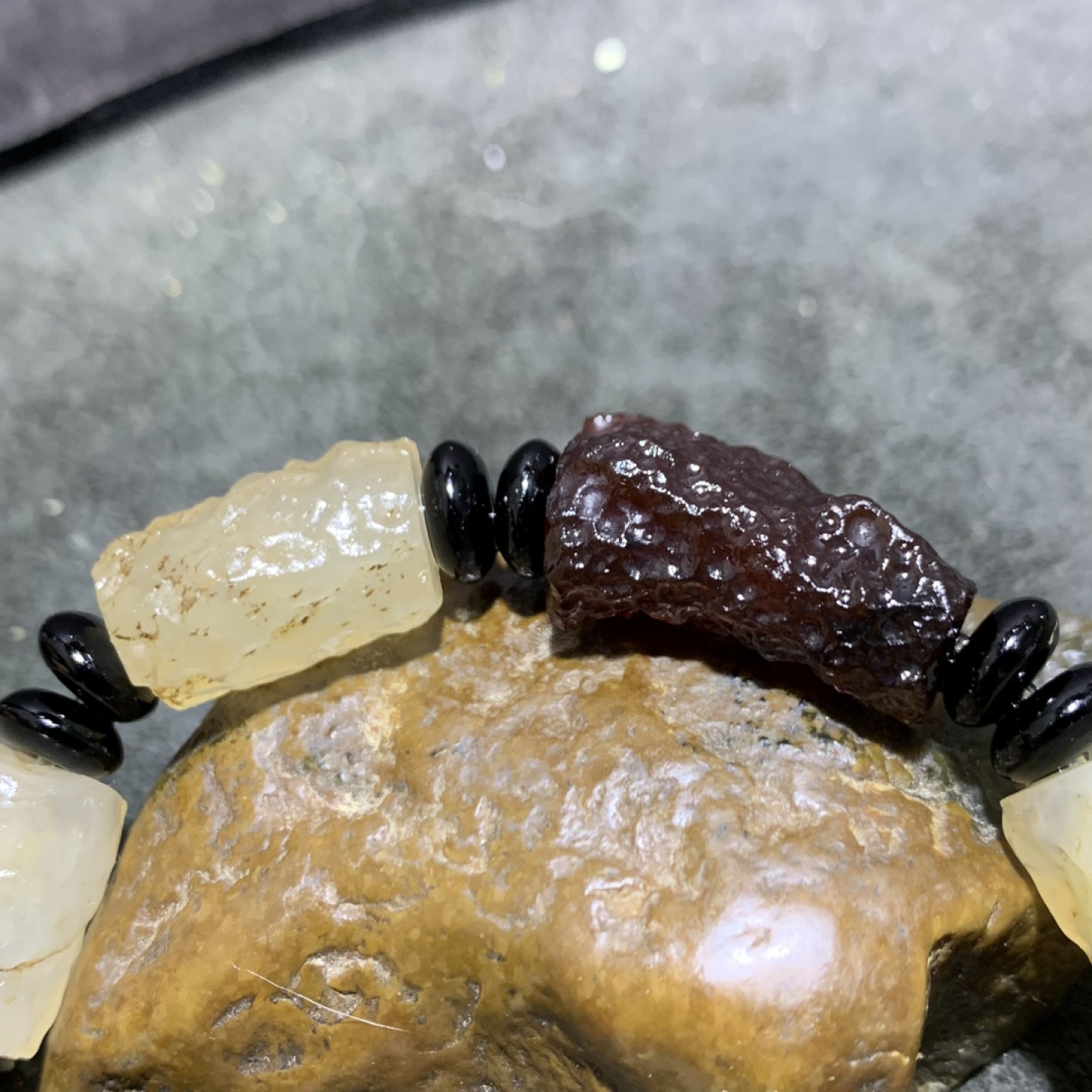 精美戈壁天然管状玛瑙原石手串一条，