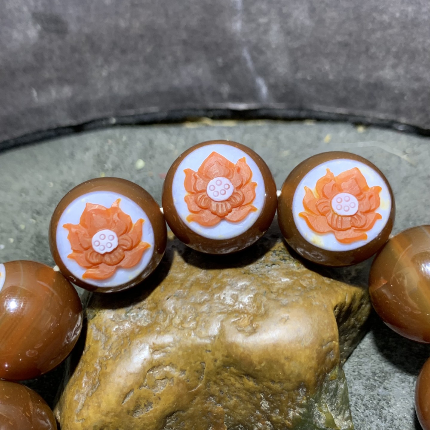 精品红沁药师玛瑙俏色巧雕莲花大手串一条，