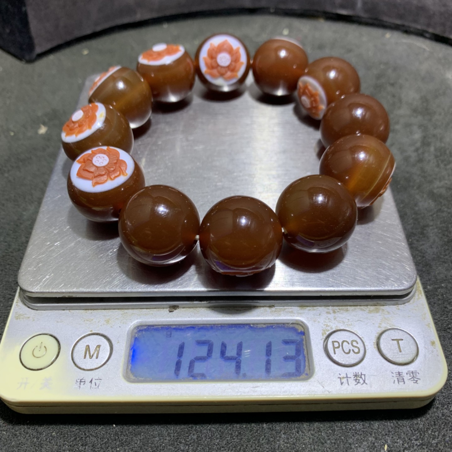 精品红沁药师玛瑙俏色巧雕莲花大手串一条，