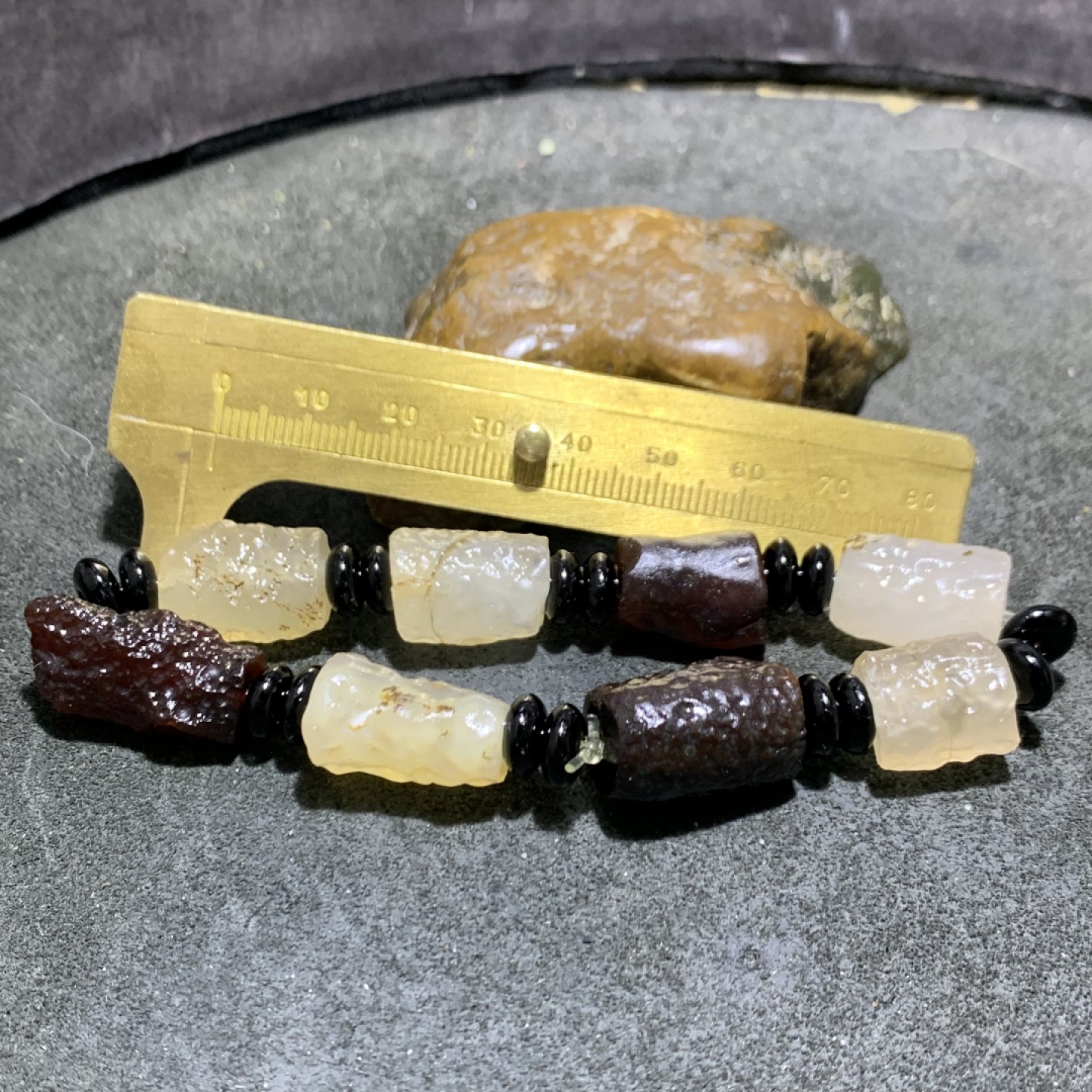 精美戈壁天然管状玛瑙原石手串一条，