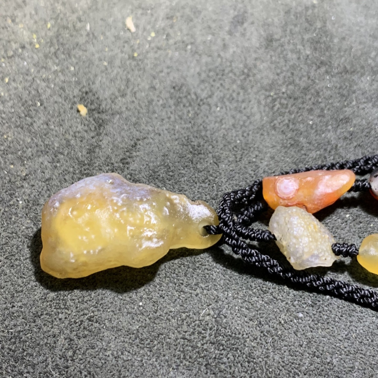 精美天然阿拉善彩珠玛瑙长款项链一条