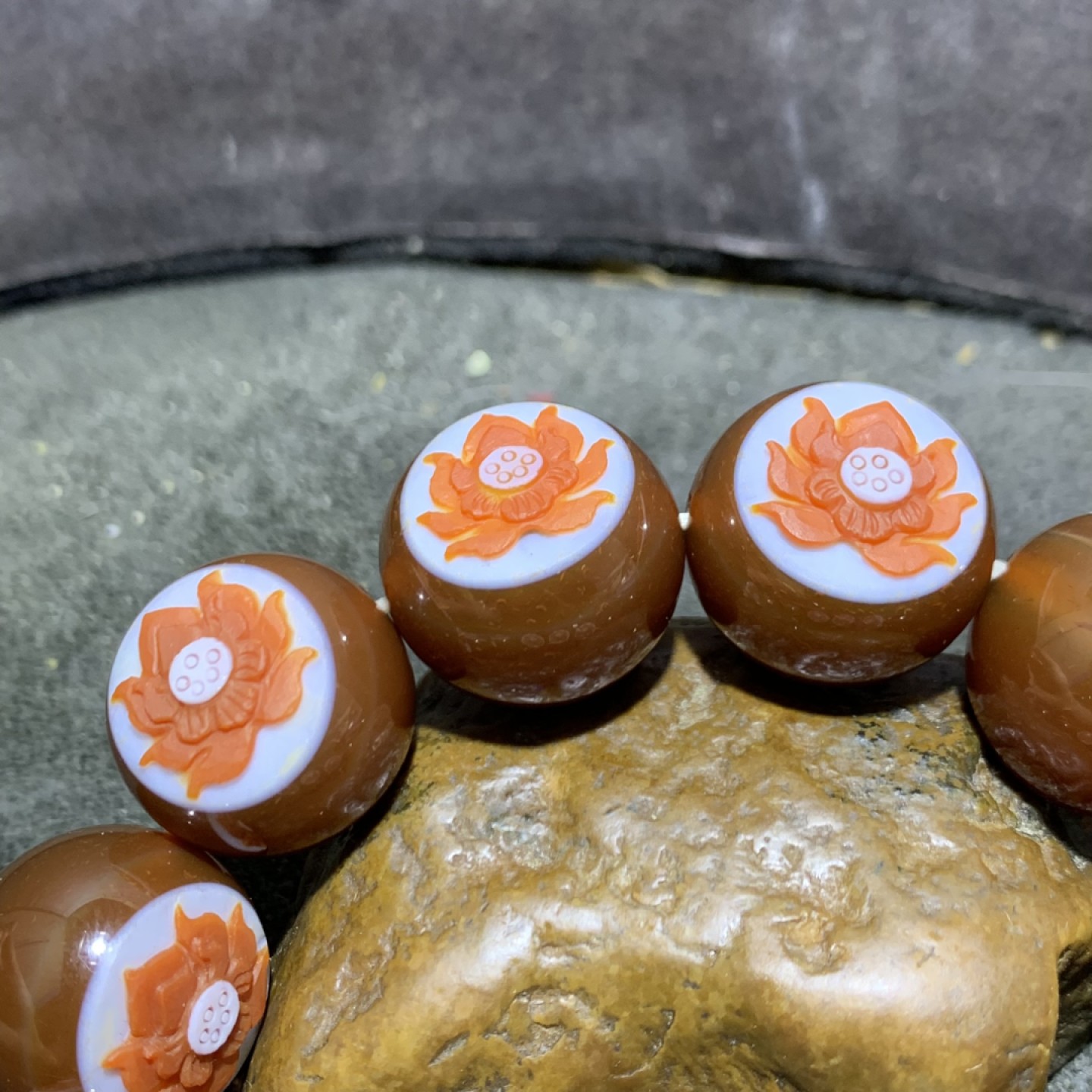 精品红沁药师玛瑙俏色巧雕莲花大手串一条，