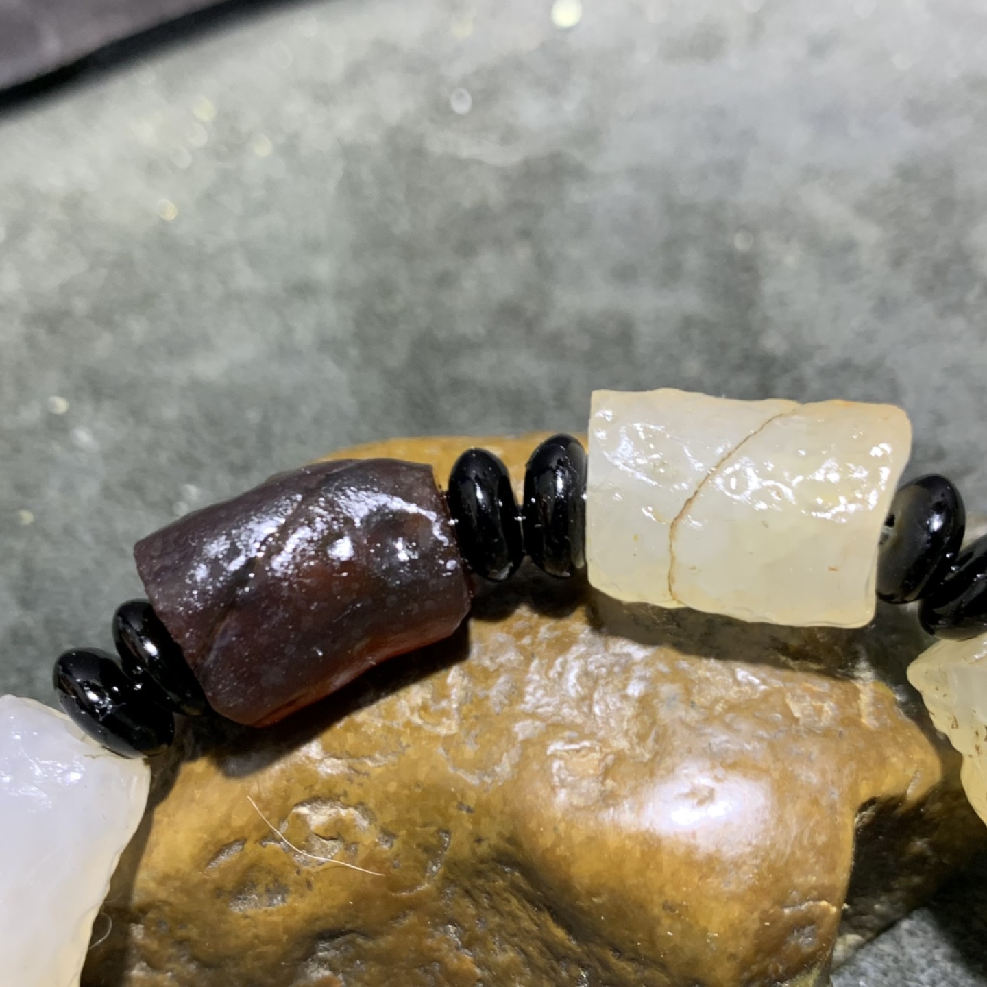 精美戈壁天然管状玛瑙原石手串一条，