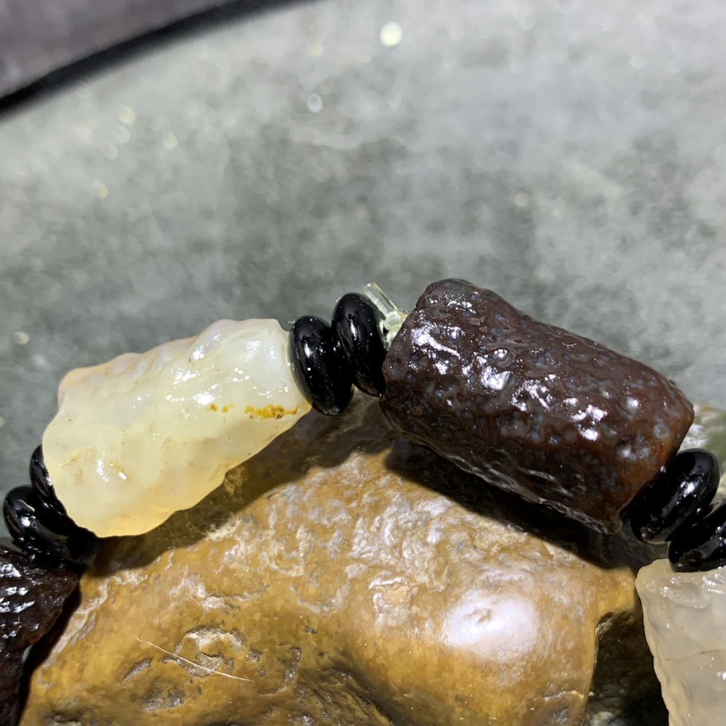 精美戈壁天然管状玛瑙原石手串一条，