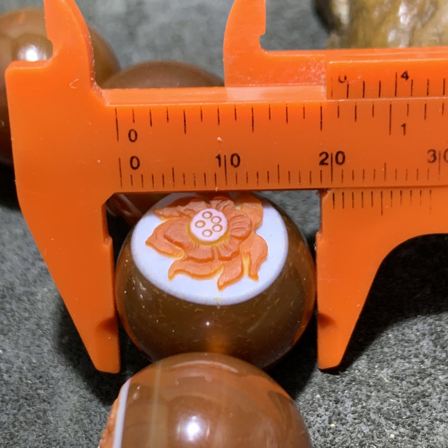 精品红沁药师玛瑙俏色巧雕莲花大手串一条，
