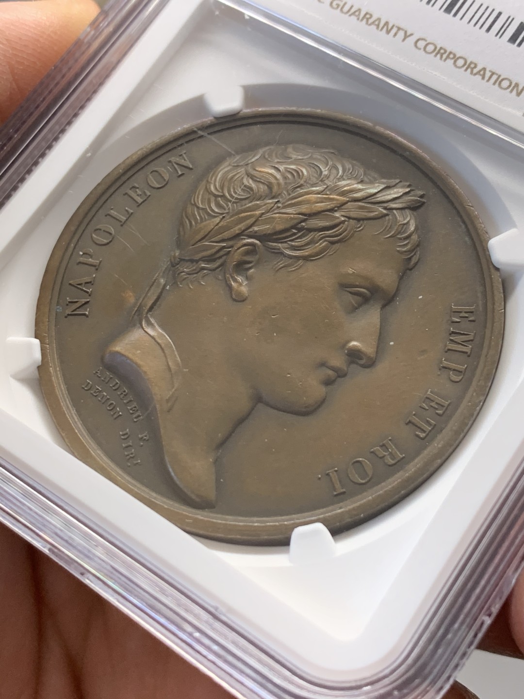 《竞宝斋》第141场-周日，周一 2场 (全场包邮) NGC-MS63BN 唯一亚军分 1810 法国拿破仑一世原铸铜章，设立荣誉军团孤儿教育之家。席地而坐的少女手捧书本，刻画细腻。加厚盒，巧克力包浆