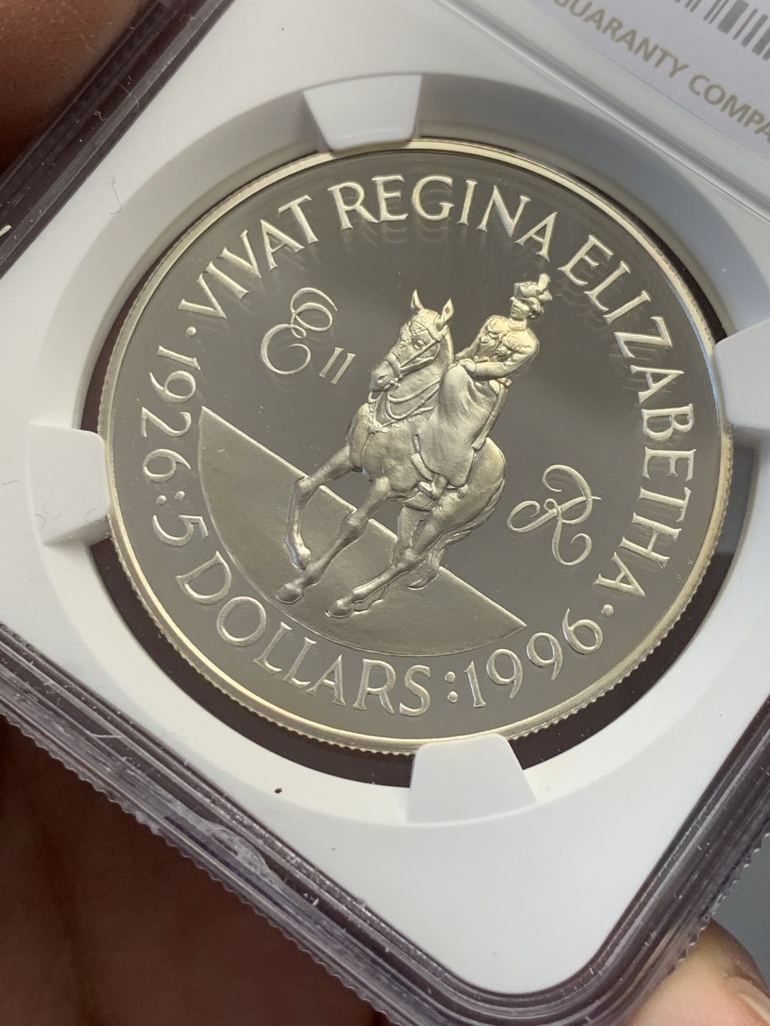 《竞宝斋》第141场-周日，周一 2场 (全场包邮) 冠军分 NGC-PF69 开曼群岛1996年 女王加冕纪念 5镑 精制大银币