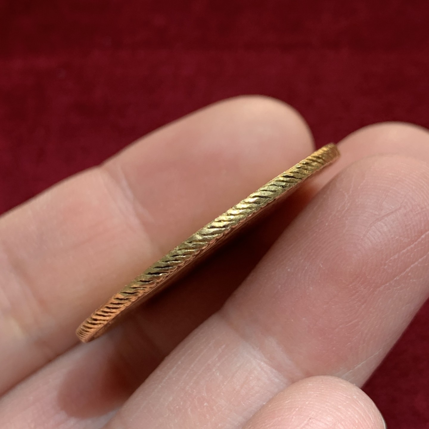 《竞宝斋》第141场-周日，周一 2场 (全场包邮) 西班牙1788年 卡洛斯三世 塞维利亚厂造 8埃斯库多大金币 稀少厂名 高价买过来评级的 NGC说表面修改没有入盒 带评级标签 重：26.35克   细节如图