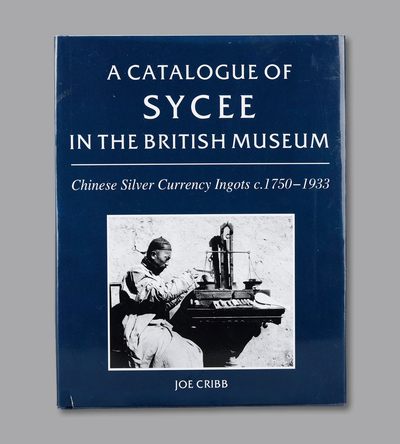 泓盛2023年春季拍卖会金银流霞—中国钱币专场金银锭·机制币 - 1992年Joe·Cribb（乔·克力布）著《大英博物馆所藏中国元宝目录1750-1933》一册，图片资料丰富，伦敦大英博物馆出版，英文版，精装，值得藏家拥有，保存完好，敬请预览