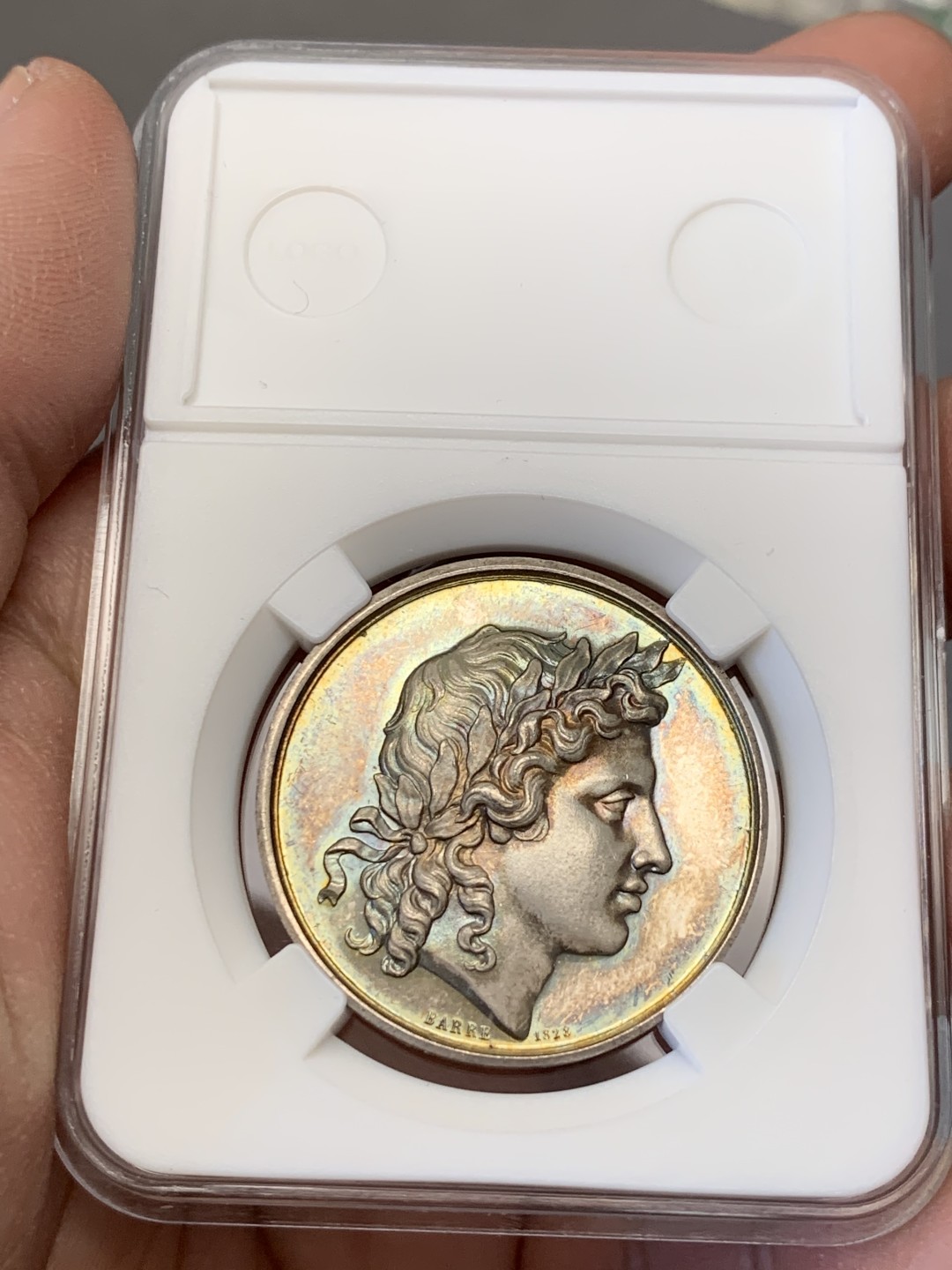 《竞宝斋》第141场-周日，周一 2场 (全场包邮) 法国银章，里昂科学文学艺术学院 金紫包浆，细节包浆一流，正面为太阳神阿波罗侧面相，15.33g，33.8mm，蜜蜂边铭（1860-1869）