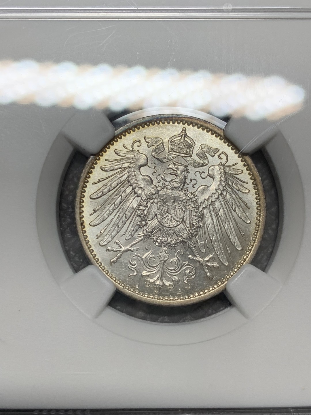 《竞宝斋》第141场-周日，周一 2场 (全场包邮) NGC MS64 德国1914年1马克银币，边缘一圈淡金包浆，很漂亮