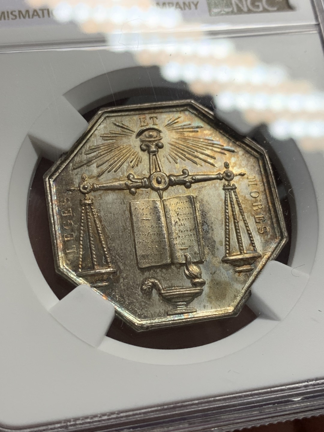 《竞宝斋》第141场-周日，周一 2场 (全场包邮) NGC-MS64 法国马恩河畔诺让 十九世纪天平 八角代币JETON 银制 五彩包浆