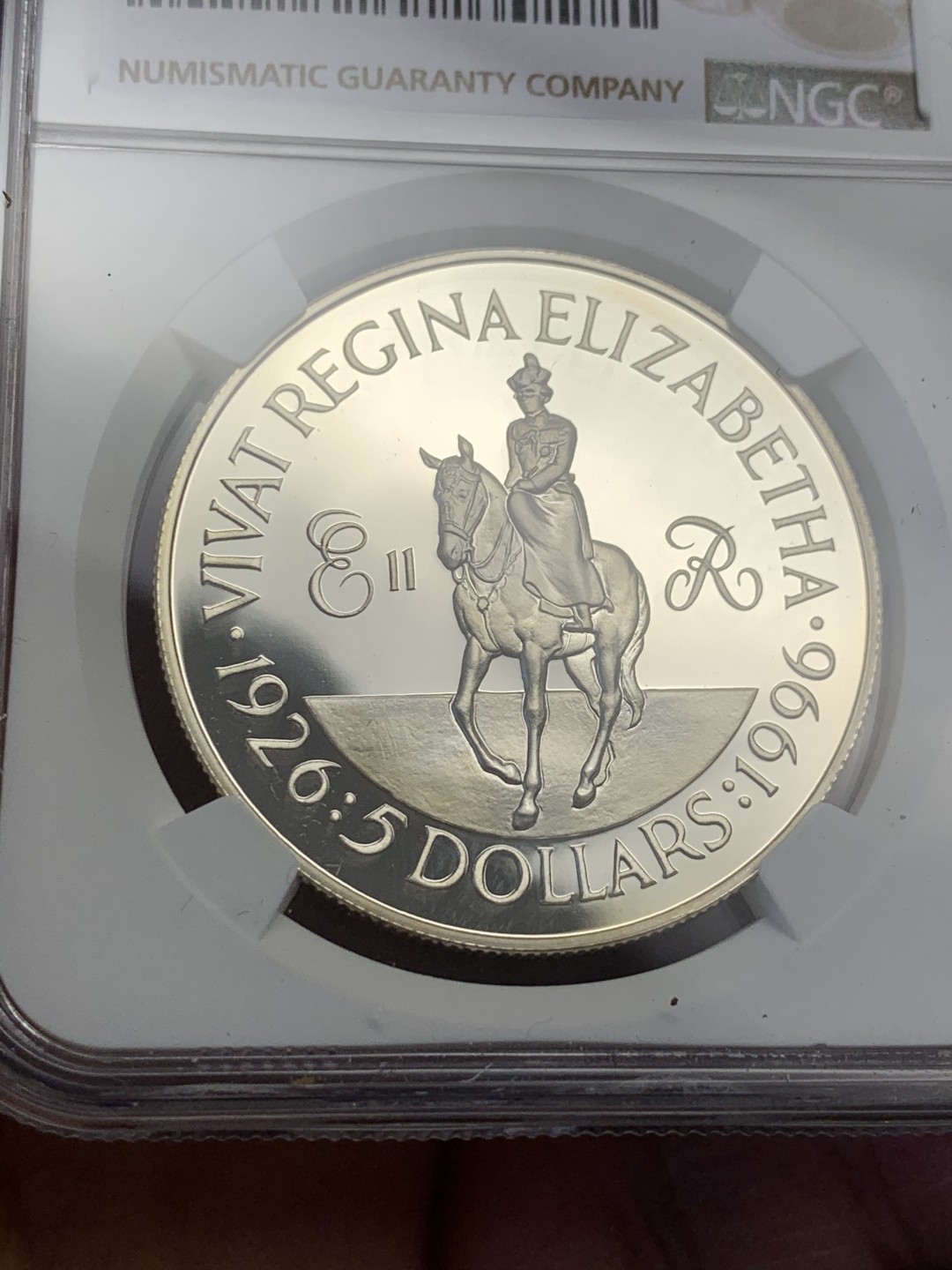 《竞宝斋》第141场-周日，周一 2场 (全场包邮) 冠军分 NGC-PF69 开曼群岛1996年 女王加冕纪念 5镑 精制大银币