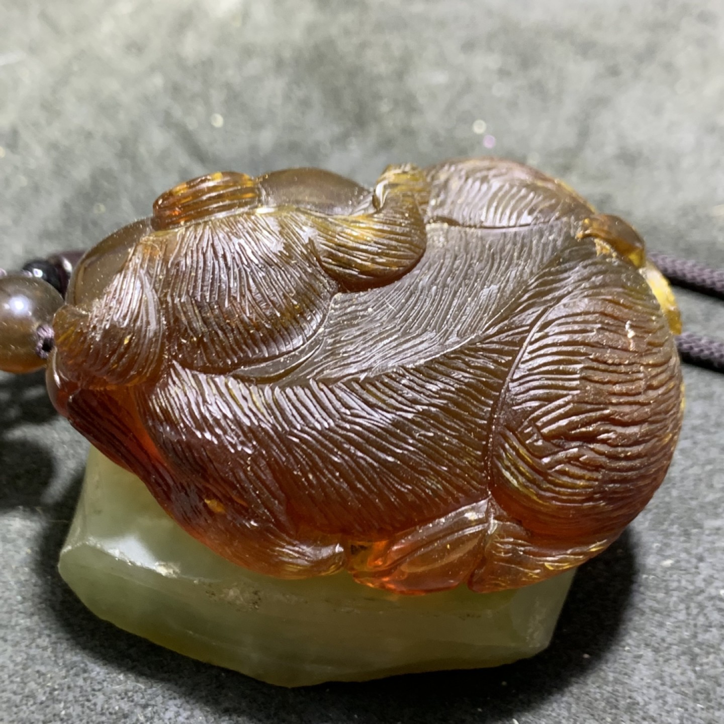 精美缅甸棕红珀雕刻福猪大把件（雕件）一个，