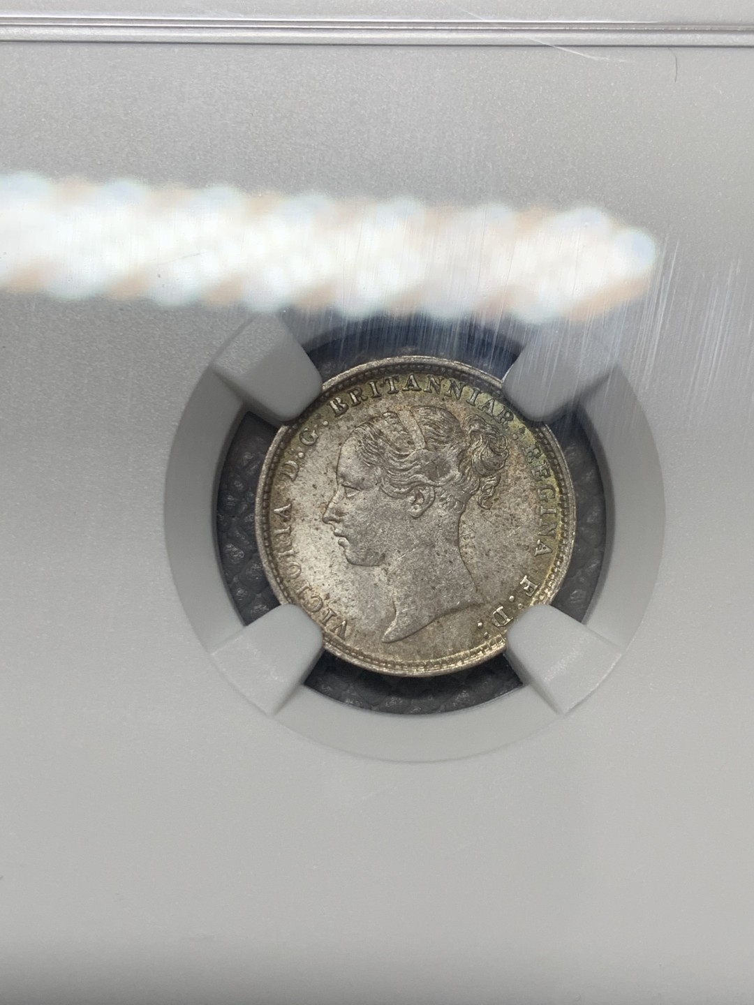 《竞宝斋》第141场-周日，周一 2场 (全场包邮) NGC MS 63 1884年英国小维3便士银币 五彩包浆状态好