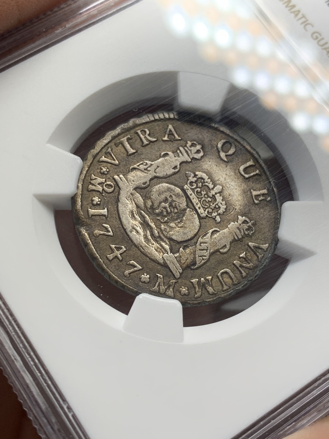 《竞宝斋》第141场-周日，周一 2场 (全场包邮) NGC VF 1747年墨西哥费南迪六世地球双柱2里亚尔银币