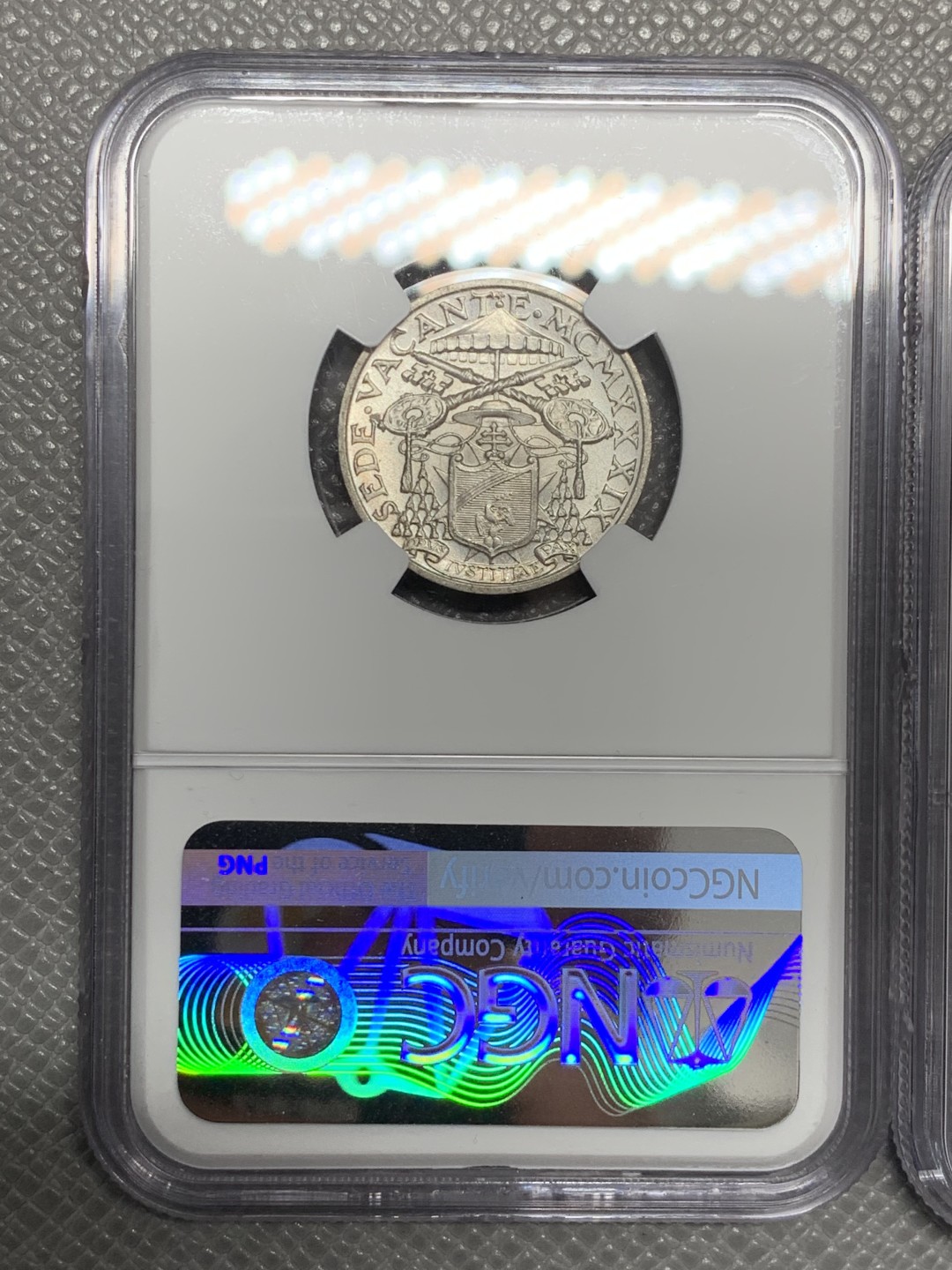 《竞宝斋》第141场-周日，周一 2场 (全场包邮) NGC MS65分 一对 梵蒂冈1939年5.10里拉两枚银币 带彩好品