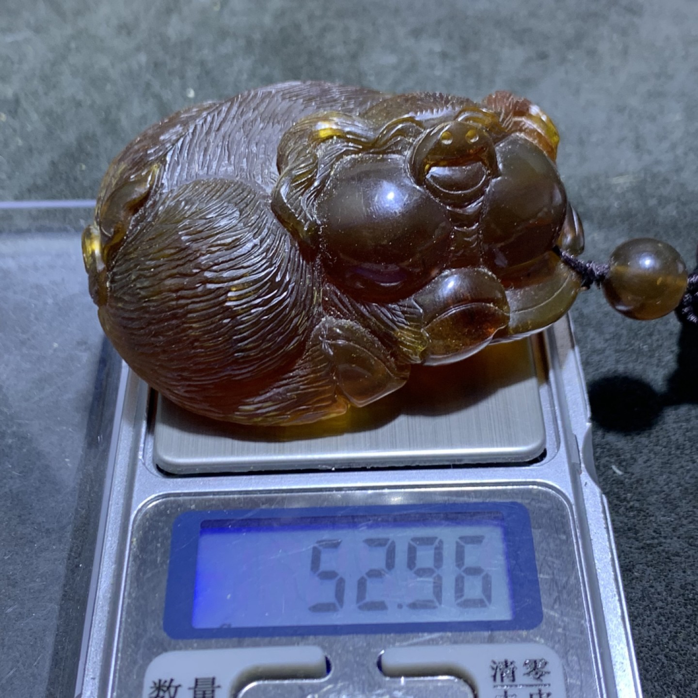 精美缅甸棕红珀雕刻福猪大把件（雕件）一个，