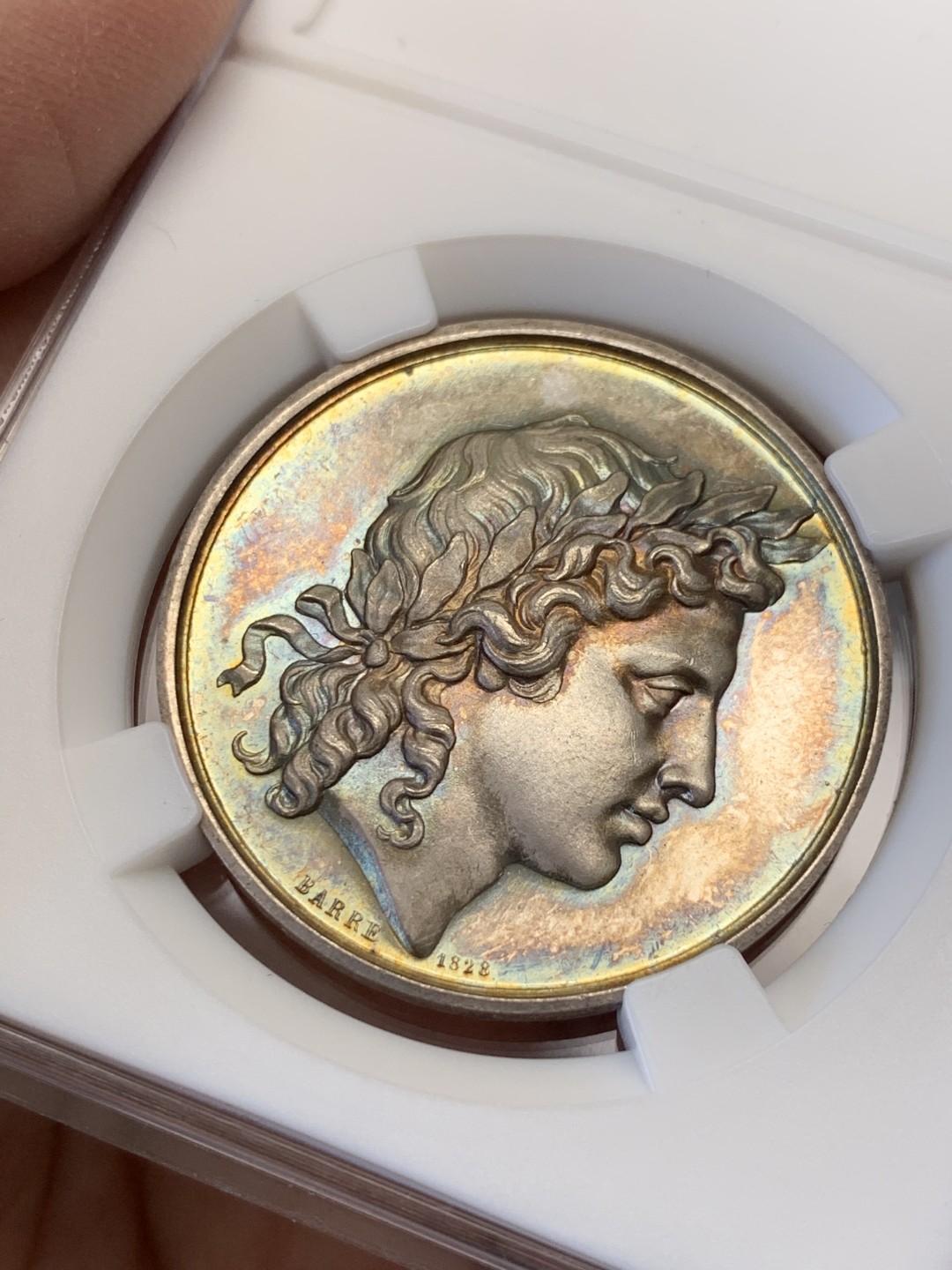 《竞宝斋》第141场-周日，周一 2场 (全场包邮) 法国银章，里昂科学文学艺术学院 金紫包浆，细节包浆一流，正面为太阳神阿波罗侧面相，15.33g，33.8mm，蜜蜂边铭（1860-1869）