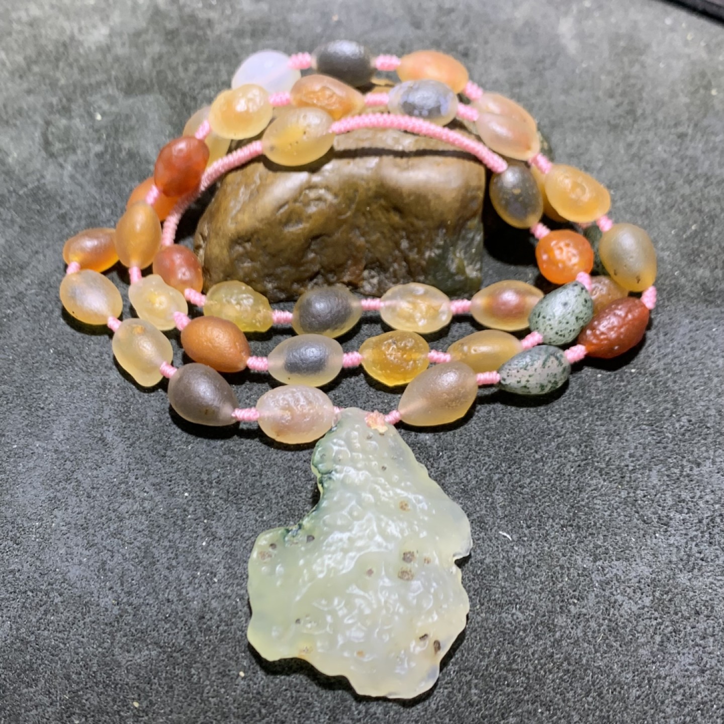 精美天然阿拉善多彩糖心玛瑙原石项链一条！