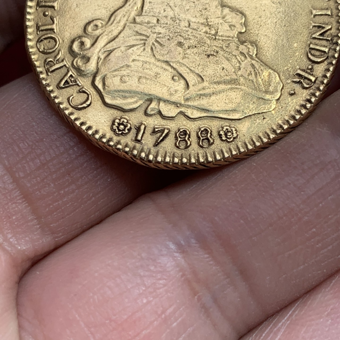 《竞宝斋》第141场-周日，周一 2场 (全场包邮) 西班牙1788年 卡洛斯三世 塞维利亚厂造 8埃斯库多大金币 稀少厂名 高价买过来评级的 NGC说表面修改没有入盒 带评级标签 重：26.35克   细节如图