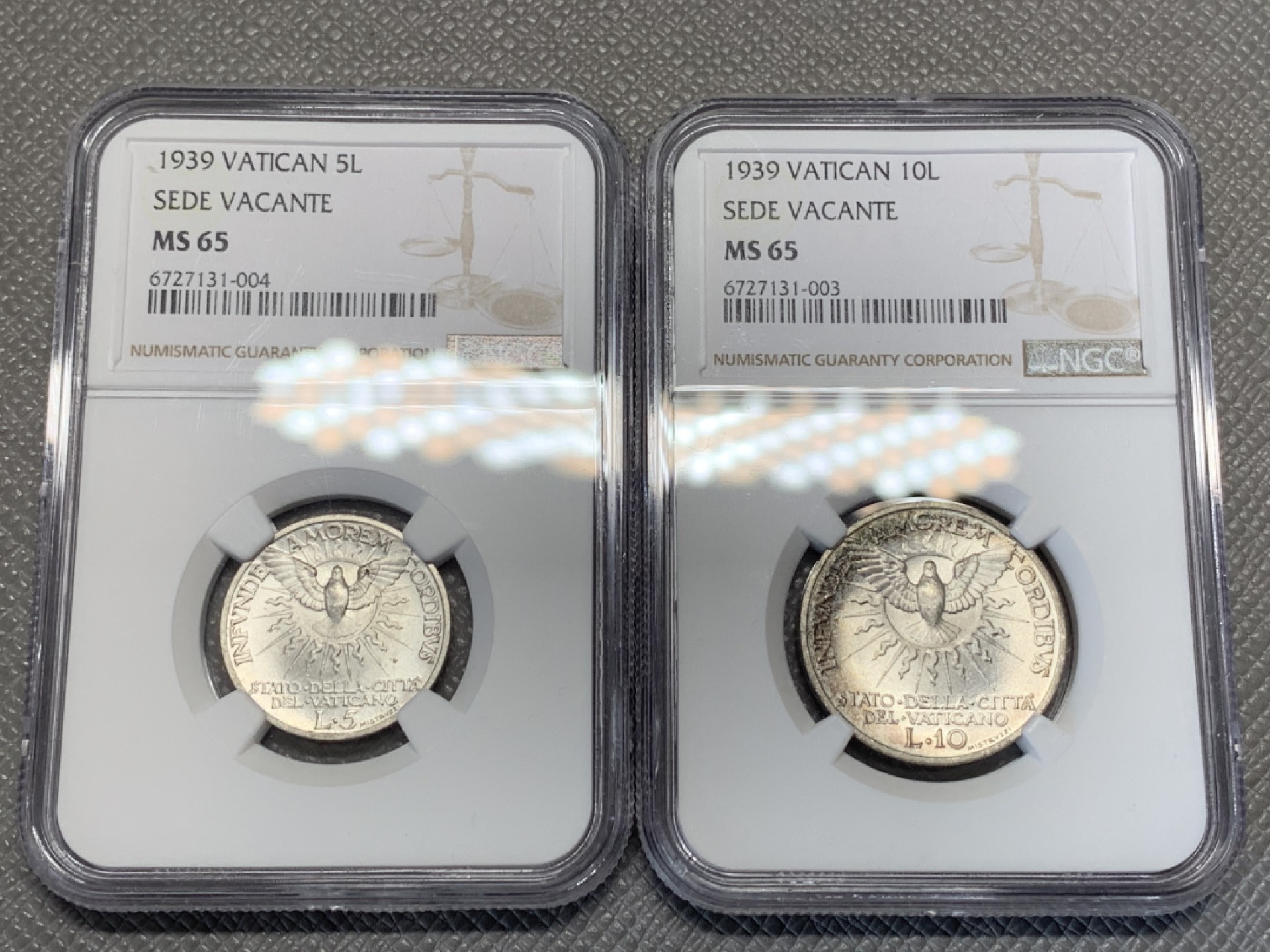 《竞宝斋》第141场-周日，周一 2场 (全场包邮) NGC MS65分 一对 梵蒂冈1939年5.10里拉两枚银币 带彩好品