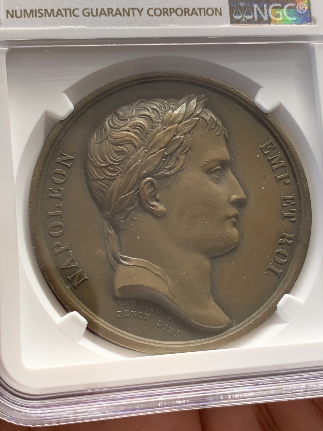 《竞宝斋》第141场-周日，周一 2场 (全场包邮) NGC-MS63BN 唯一亚军分 1810 法国拿破仑一世原铸铜章，设立荣誉军团孤儿教育之家。席地而坐的少女手捧书本，刻画细腻。加厚盒，巧克力包浆