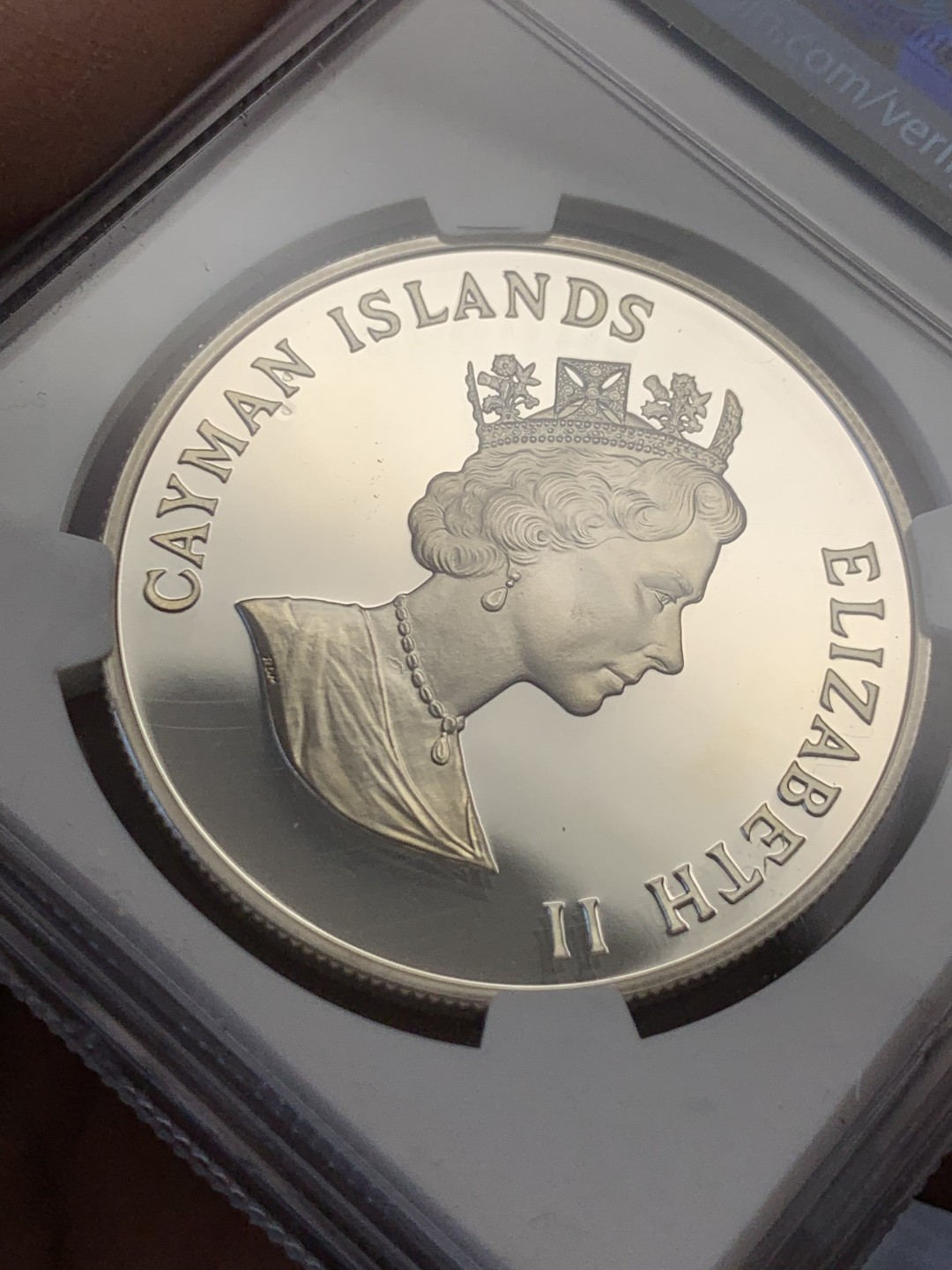 《竞宝斋》第141场-周日，周一 2场 (全场包邮) 冠军分 NGC-PF69 开曼群岛1996年 女王加冕纪念 5镑 精制大银币