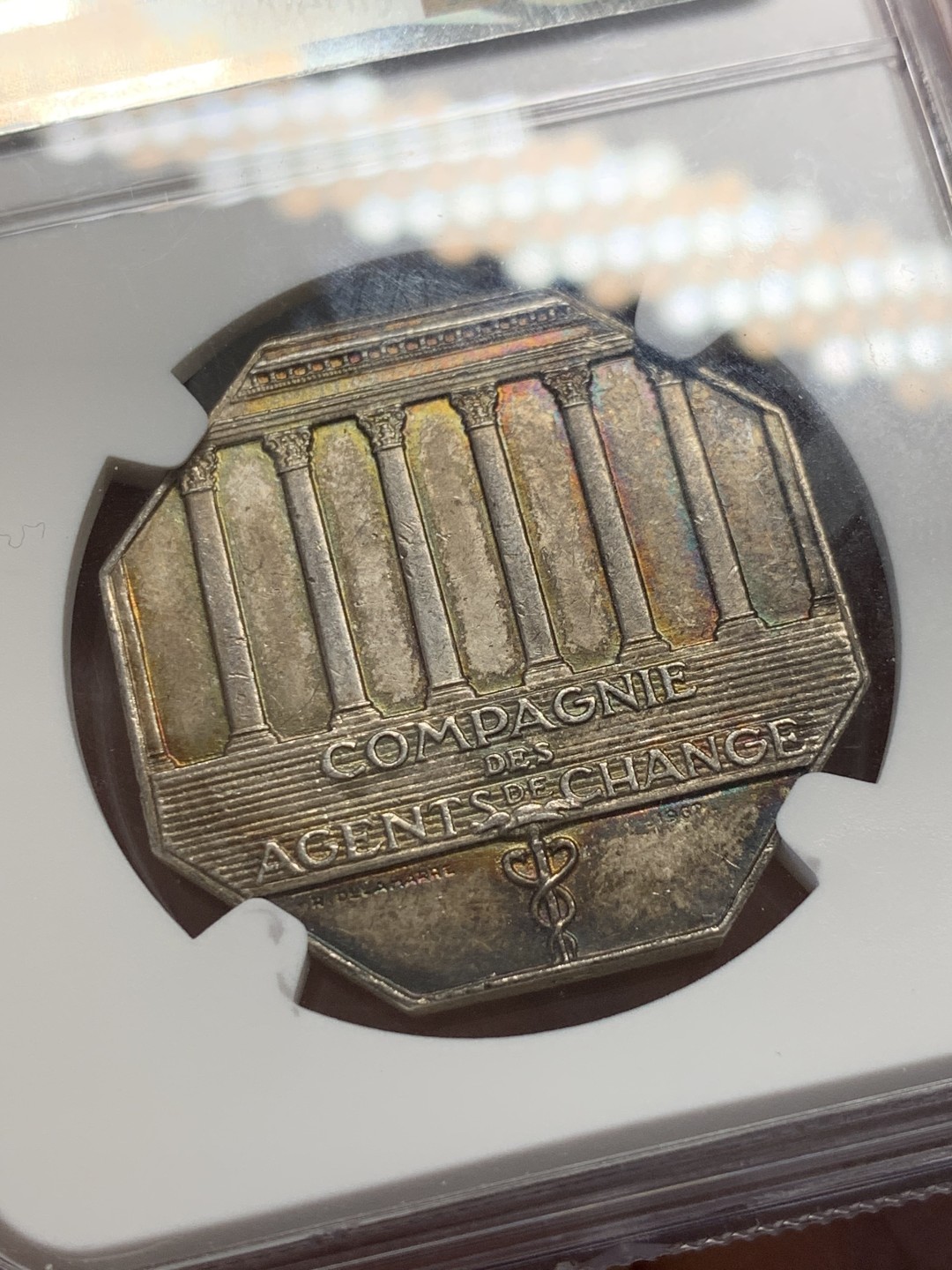 《竞宝斋》第141场-周日，周一 2场 (全场包邮) NGC MS63 1967年法国巴黎证券交易所八角银质代币 绚丽五彩包浆 非常好