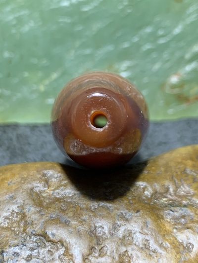 仅此一颗！精美高润度红沁天眼纹药师玛瑙天珠形桶珠一颗， 仅此一颗！精美高润度红沁天眼纹药师玛瑙天珠形桶珠一颗，