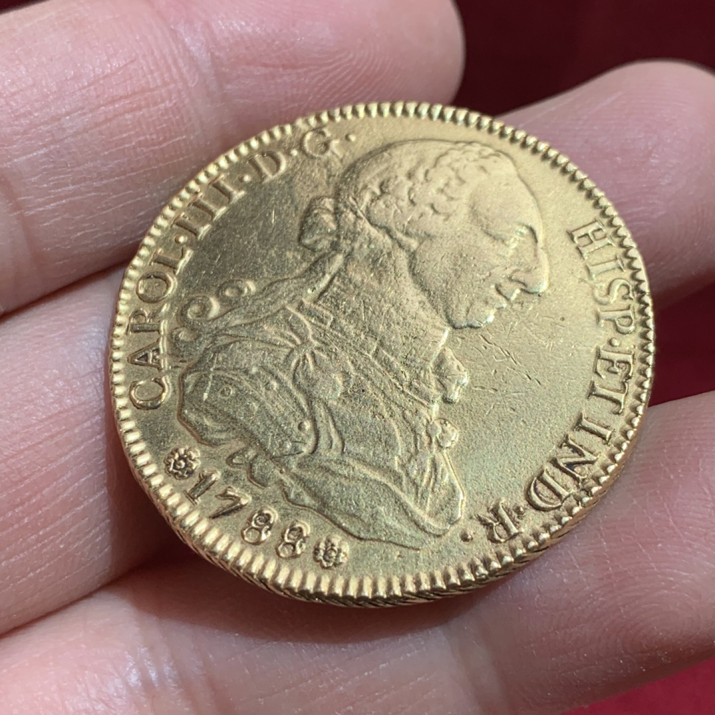 《竞宝斋》第141场-周日，周一 2场 (全场包邮) 西班牙1788年 卡洛斯三世 塞维利亚厂造 8埃斯库多大金币 稀少厂名 高价买过来评级的 NGC说表面修改没有入盒 带评级标签 重：26.35克   细节如图