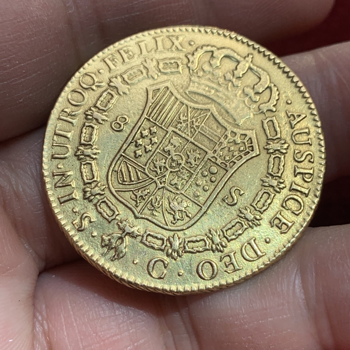 《竞宝斋》第141场-周日，周一 2场 (全场包邮) 西班牙1788年 卡洛斯三世 塞维利亚厂造 8埃斯库多大金币 稀少厂名 高价买过来评级的 NGC说表面修改没有入盒 带评级标签 重：26.35克   细节如图