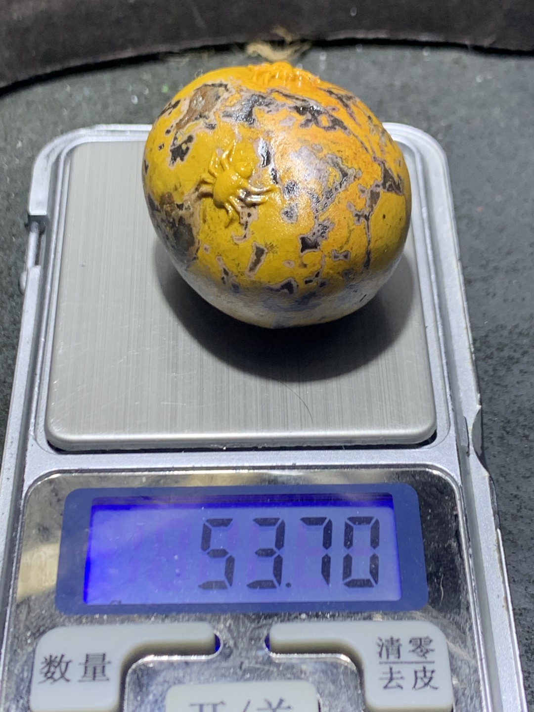 精美亚光蛛网形原皮战国红玛瑙手工俏色巧雕知足常乐把件一个