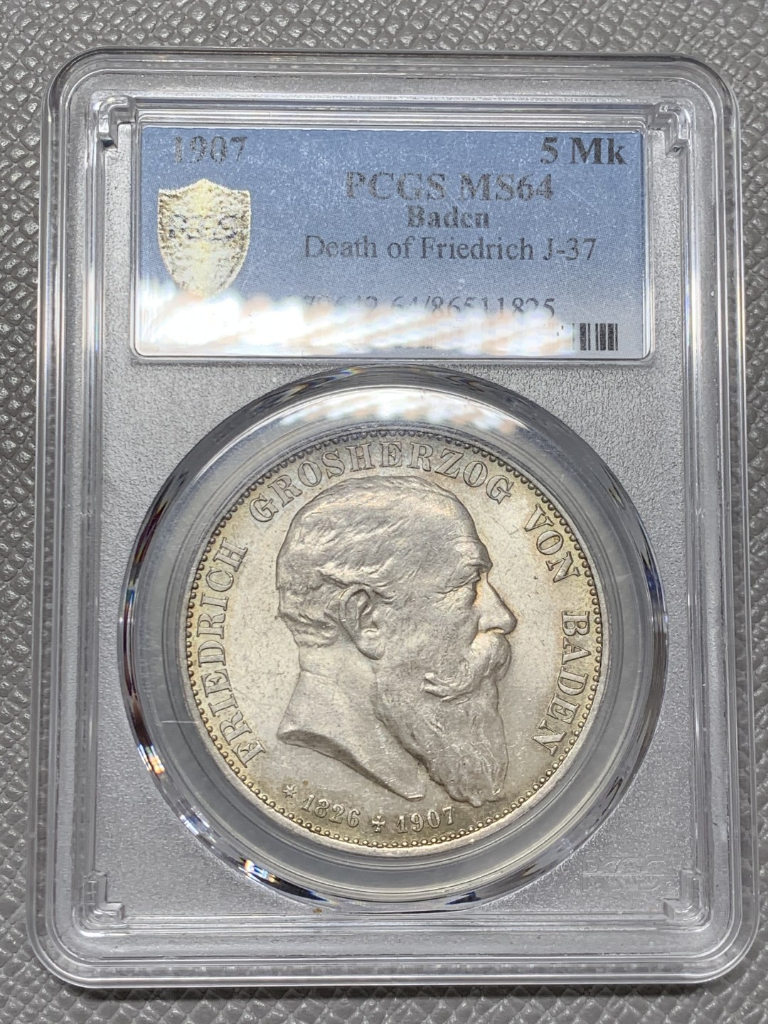 《竞宝斋》第141场-周日，周一 2场 (全场包邮) PCGS-MS64 巴登大公弗雷德里希逝世纪念，5马克银币，1907年铸造，正面为大公侧像，铭文纪录大公生平纪年（1826-1907），背面为鹰徽，诱人淡彩，细节动人