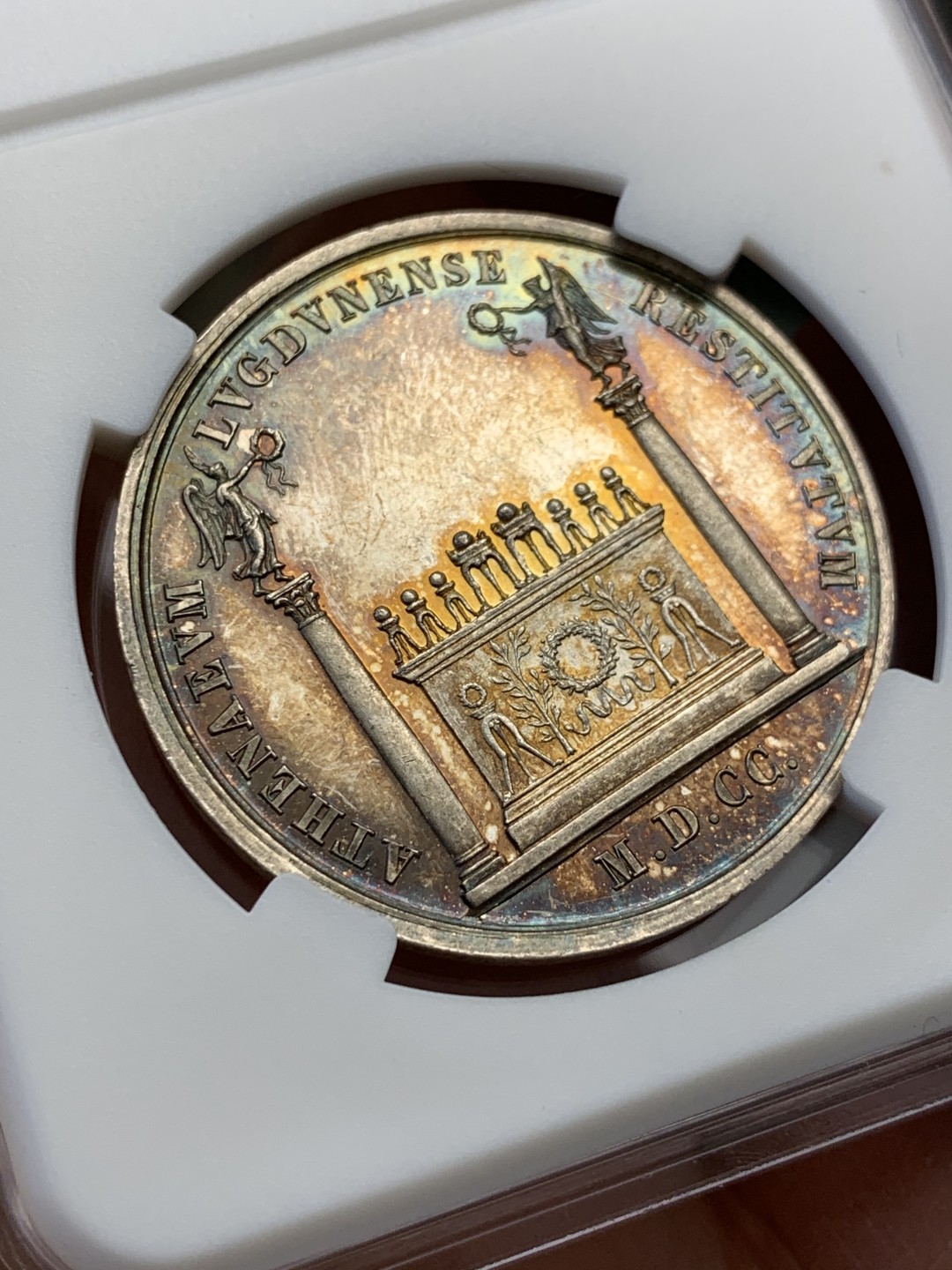 《竞宝斋》第141场-周日，周一 2场 (全场包邮) 法国银章，里昂科学文学艺术学院 金紫包浆，细节包浆一流，正面为太阳神阿波罗侧面相，15.33g，33.8mm，蜜蜂边铭（1860-1869）