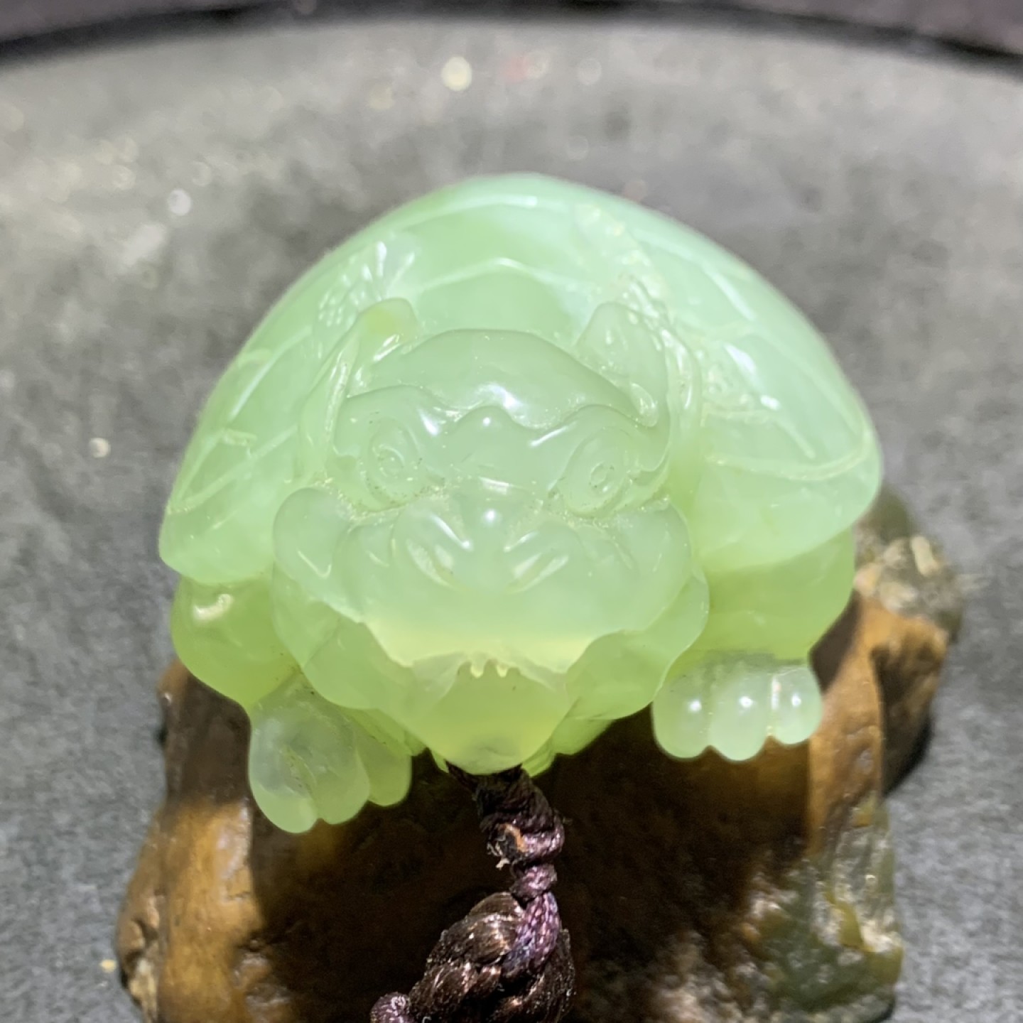 精美岫玉180料雕刻龙龟把件一个