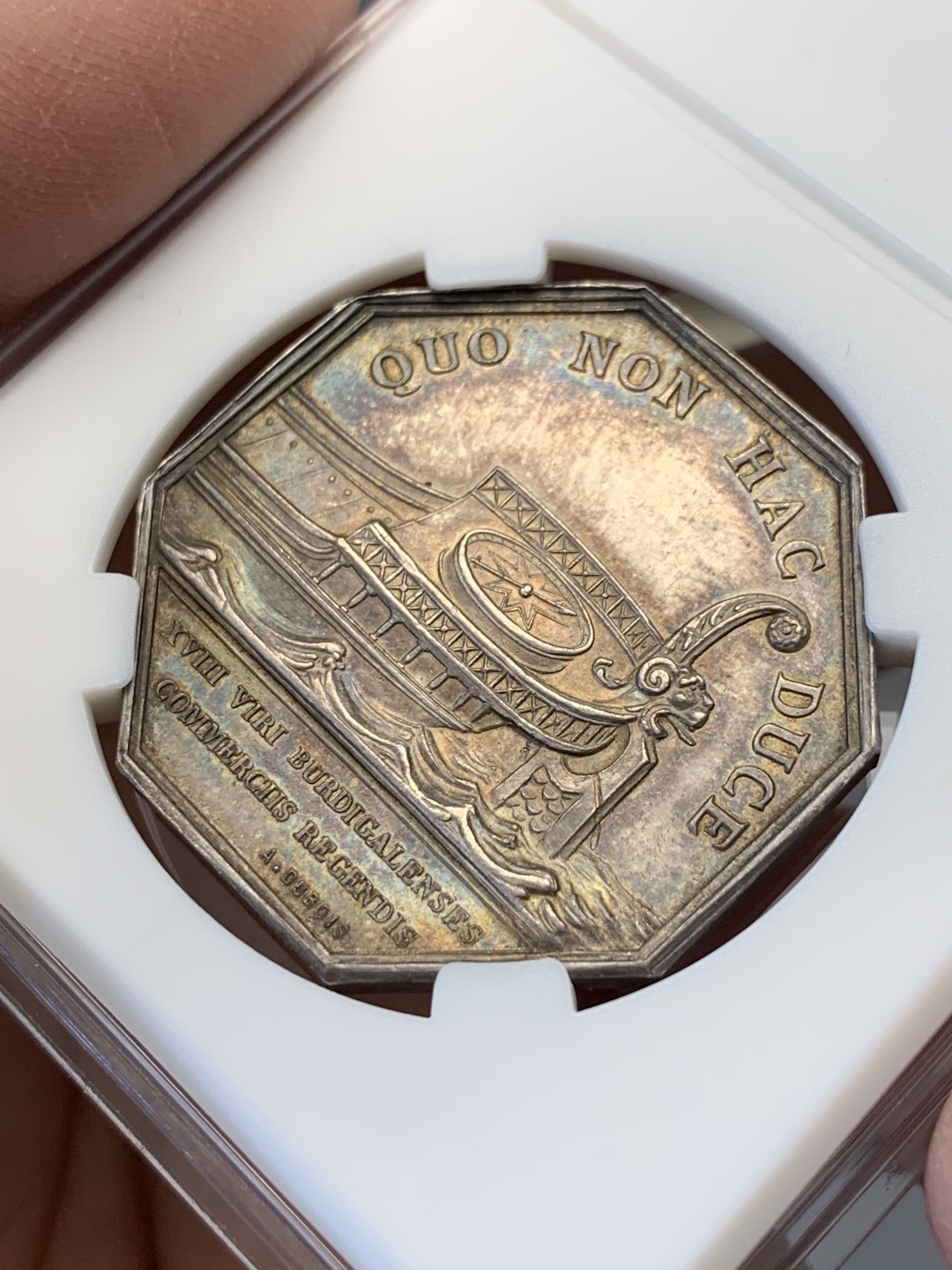 《竞宝斋》第141场-周日，周一 2场 (全场包邮) 法国八角银质代币，1860里昂储蓄银行 金色包浆，味道一流 大块头，21.03g，37mm，丰饶角边铭