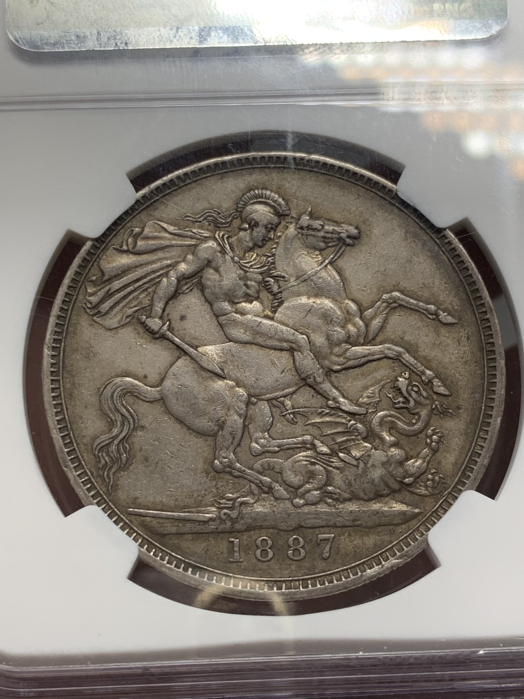 《竞宝斋》第141场-周日，周一 2场 (全场包邮) NGC AU53 英国 1887年 维多利亚女王 高冠版 马剑克朗大银币 原味包浆 出分不易